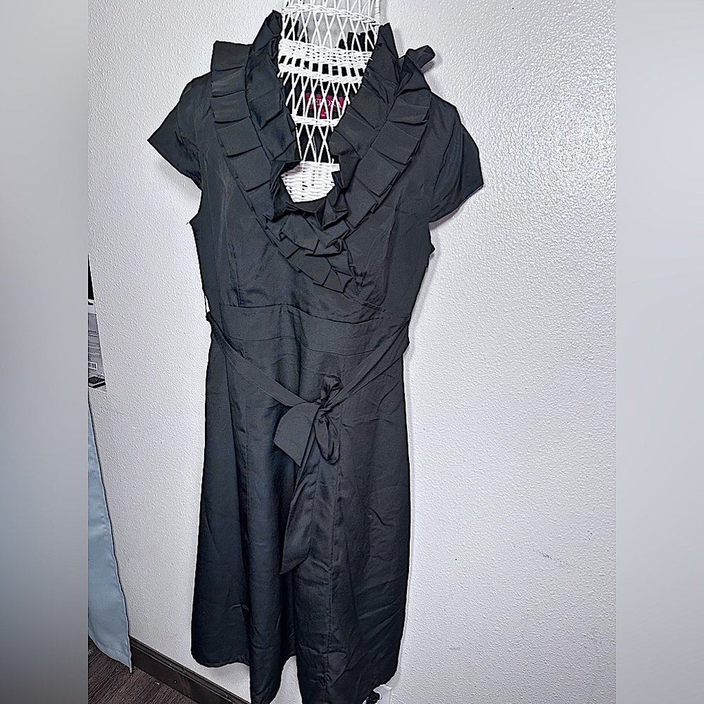 Merona black v neck vintage look flowy dress size 6 ruffles neckline